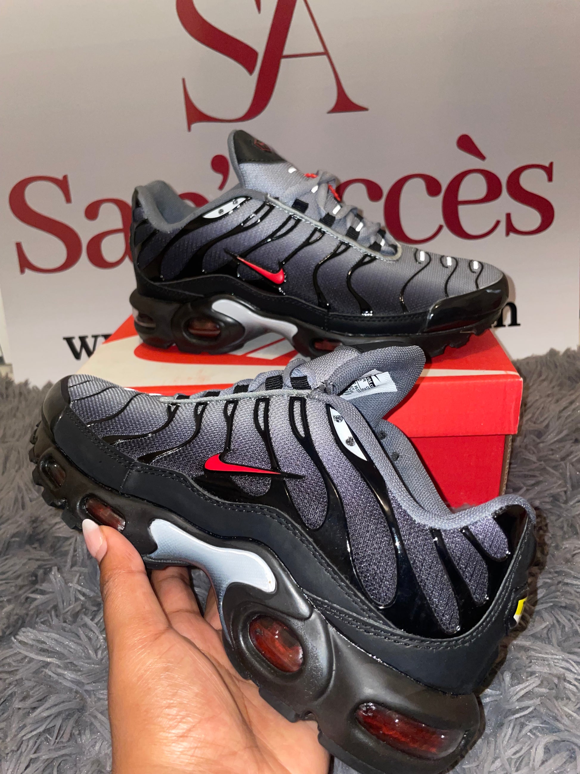 Nike Tn Gris, Noir et Rouge – Sap Acces - Main Image