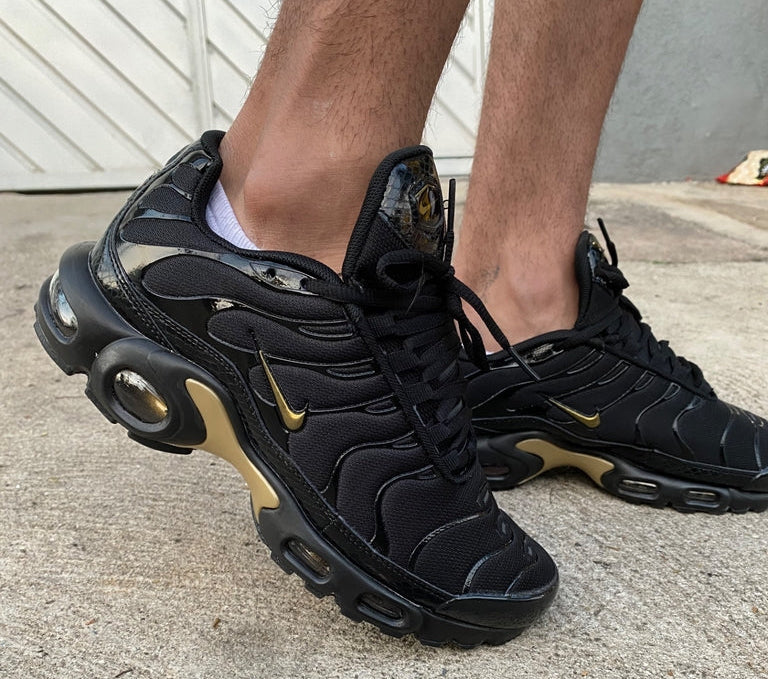 Tn Air Max Plus - Black / Gold Sap Acces